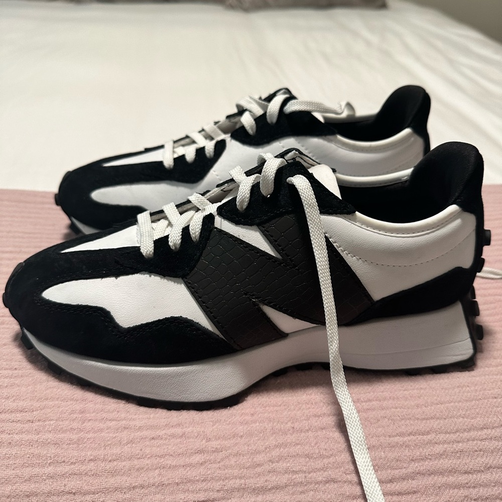 New Balance 327. Women’s Size 8. Never worn. Perfect condition.